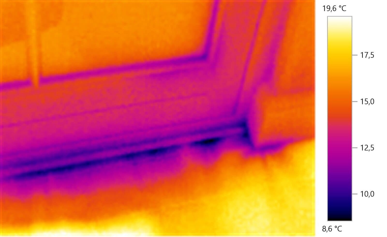 Thermographie d'un châssis : le défaut d'étanchéité apparaît en bleu froid