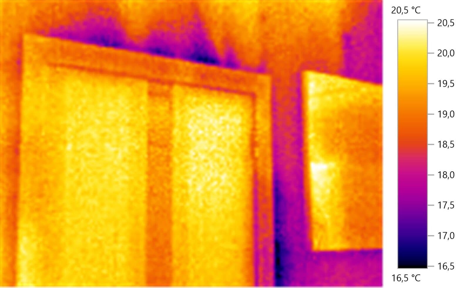 Thermographie d'une mauvaise étanchéité à l'air au pied d'un mur