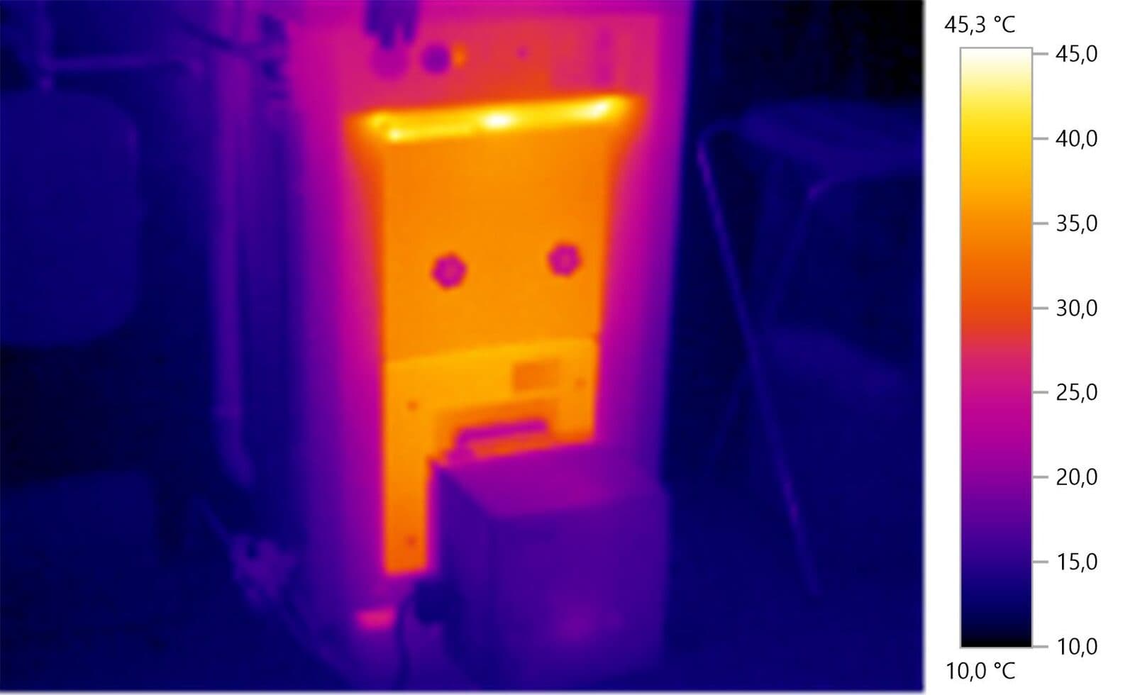 Thermographie d'une ancienne chaudière : les pertes de chaleur apparaissent en jaune